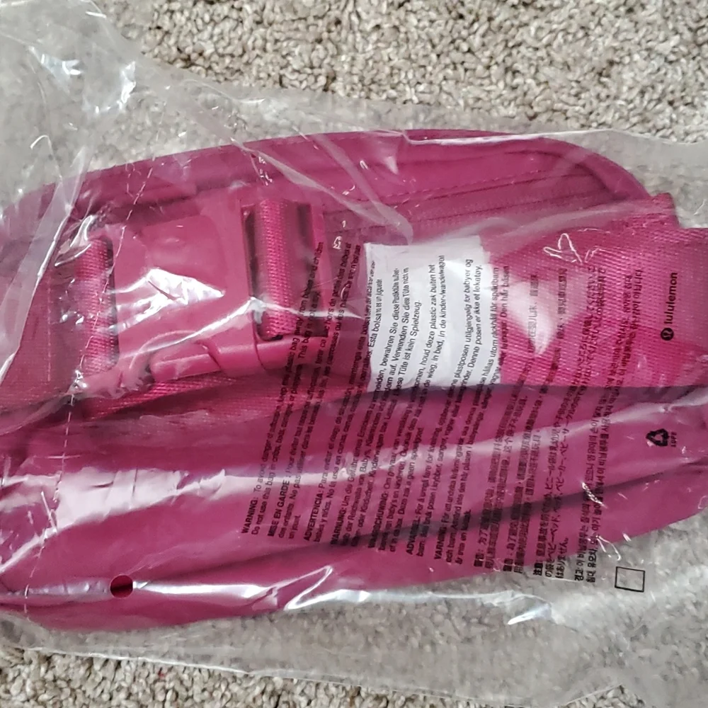 🆕️ LULULEMON EVERYWHERE BELT BAG-  RARE WILD BERRY COLOR